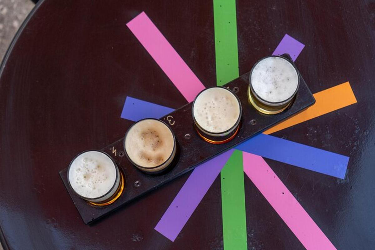 tres tasses de begudes sobre un rellotge