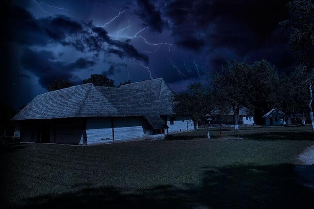 Una tormenta eléctrica sobre una casa por la noche