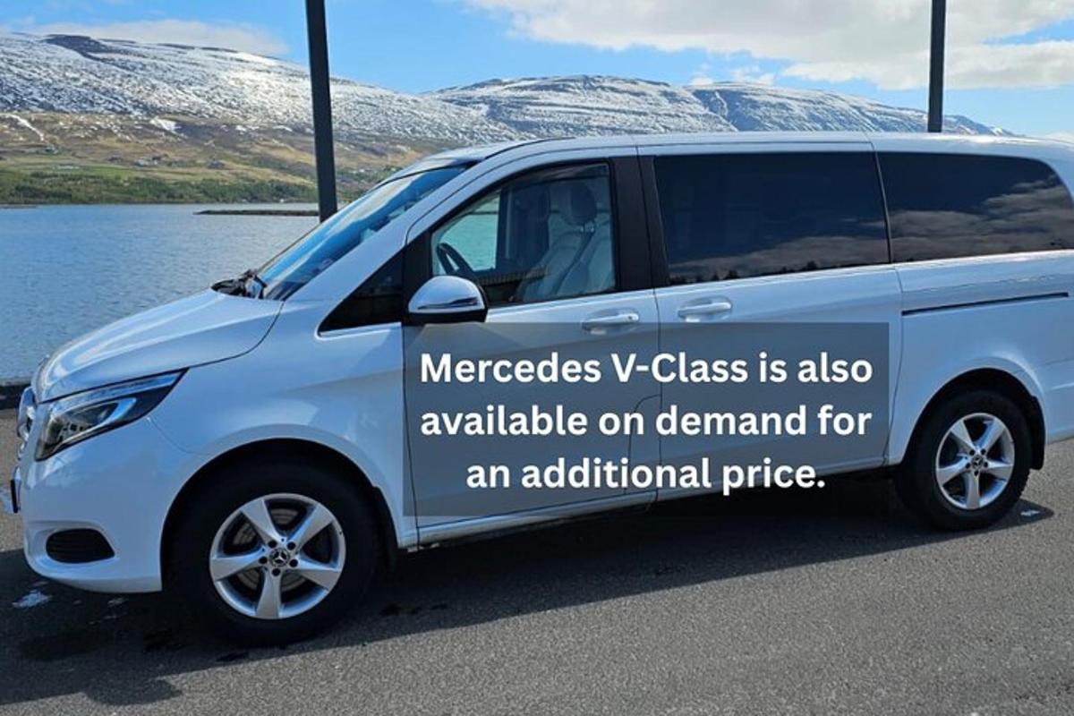hvítur sendibíll lagður við vatn