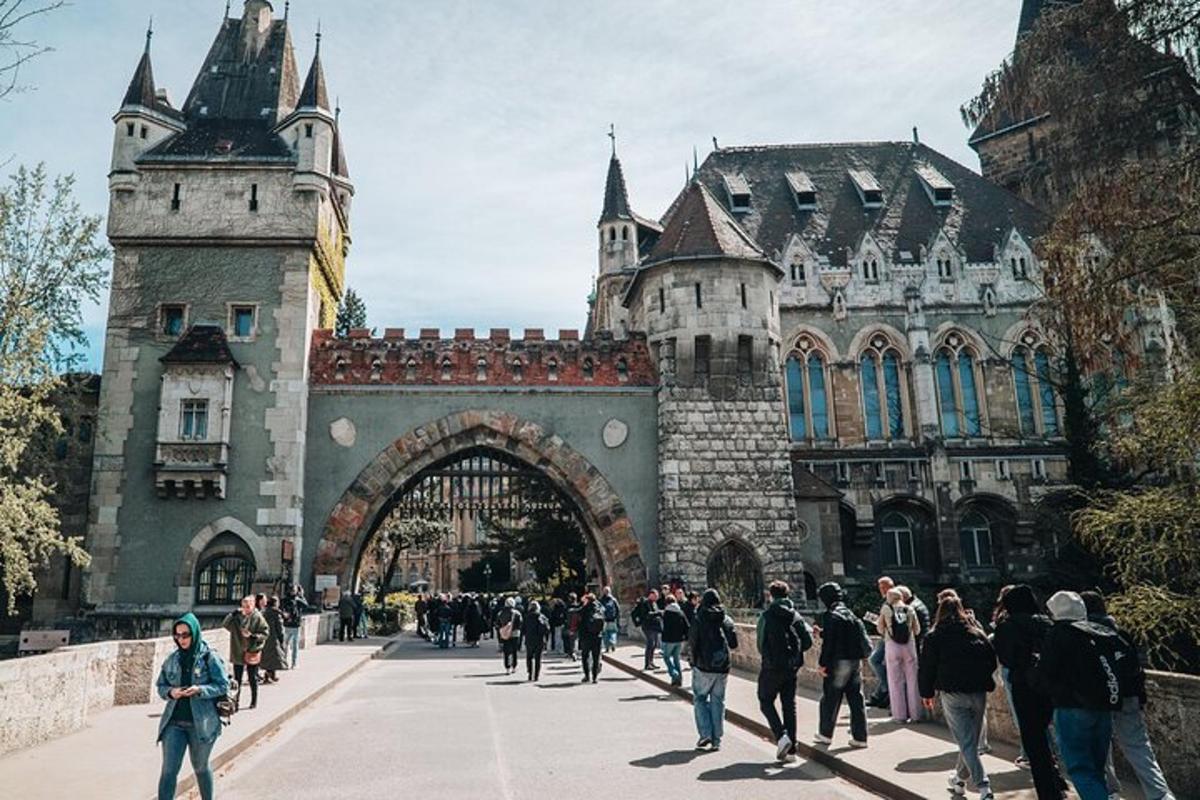 skupina ľudí kráčajúcich pred hradom