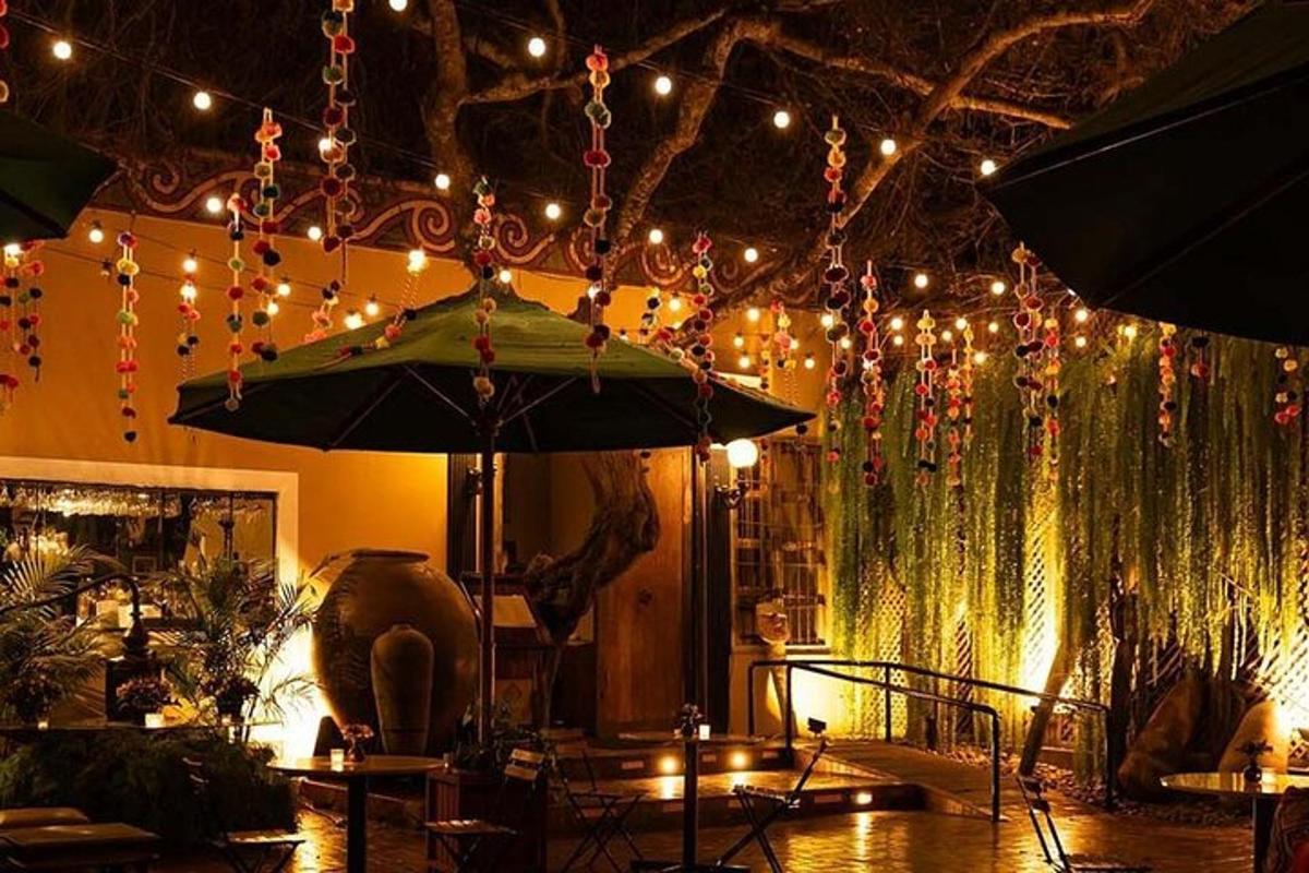 restaurace s deštníkem a vánočními světly