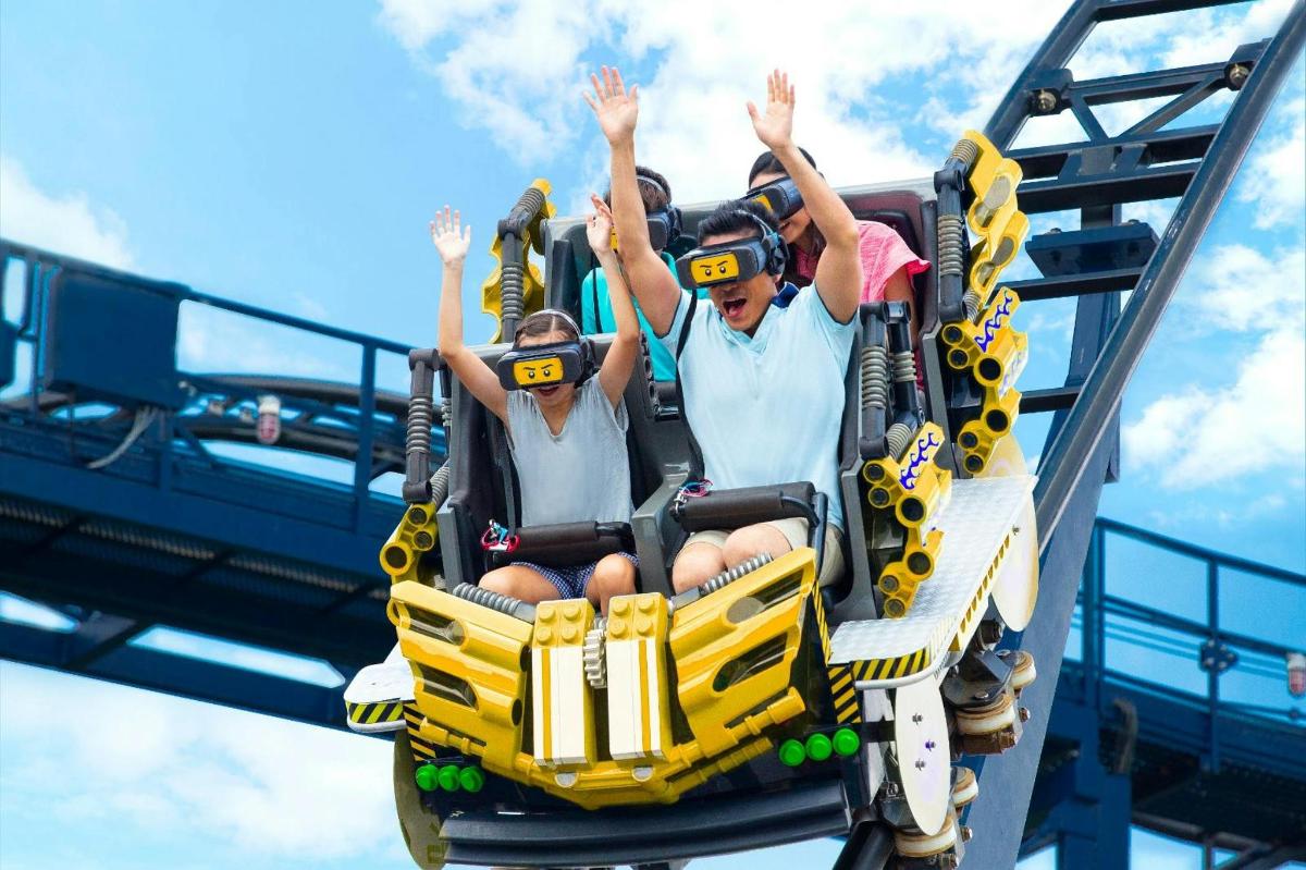 un grup de oameni care călătoresc pe un roller coaster