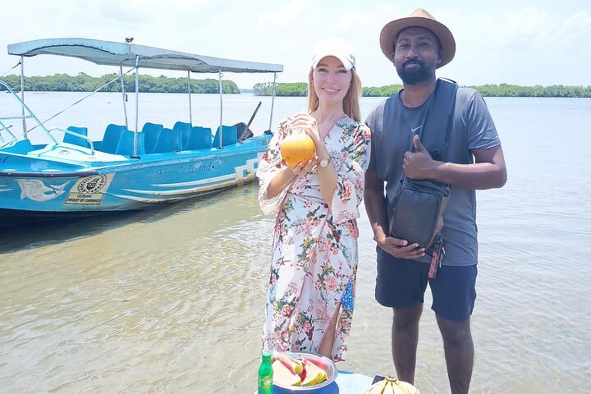 Un hombre y una mujer de pie junto a un barco