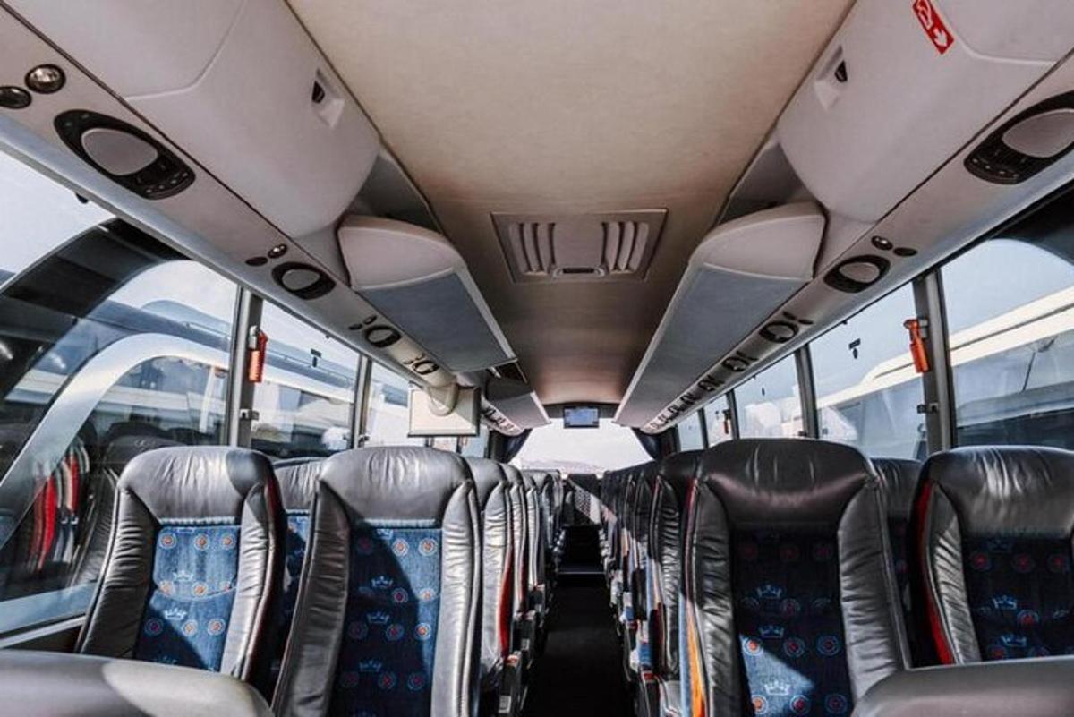 pohľad do vnútra prázdneho autobusu