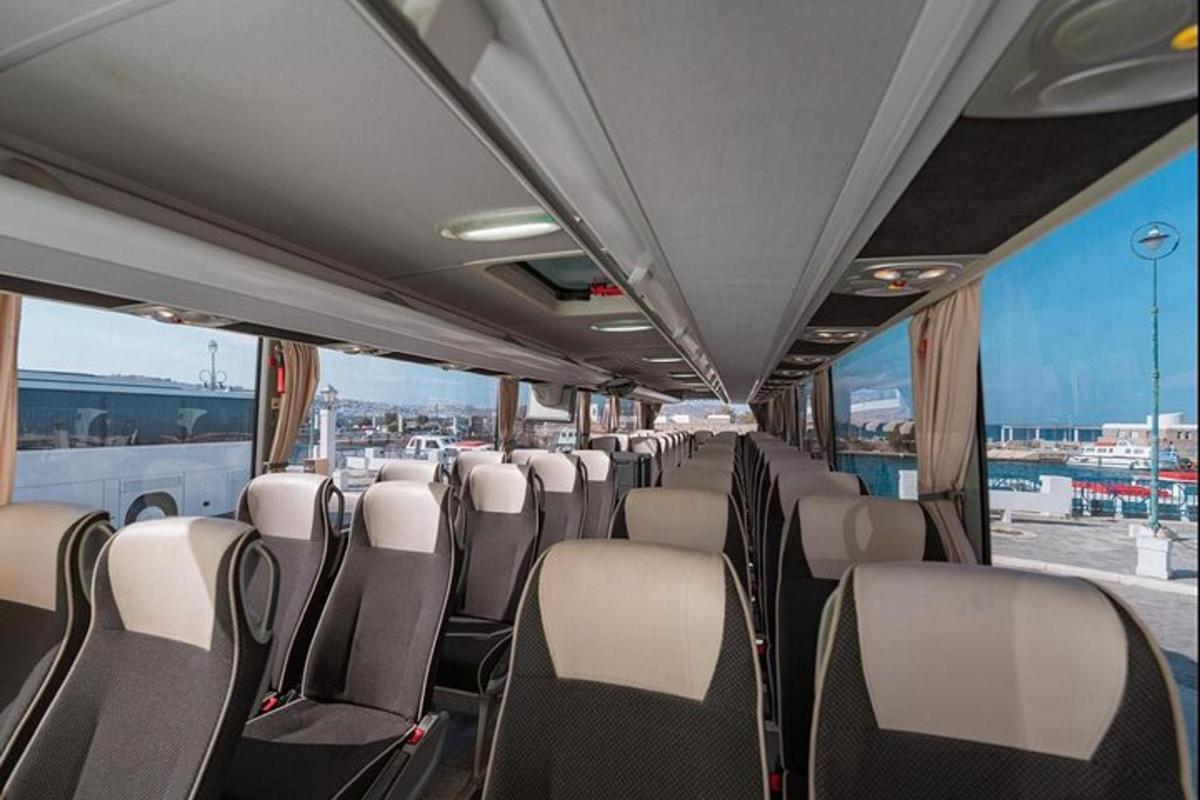 een bus met rijen stoelen op een luchthaven