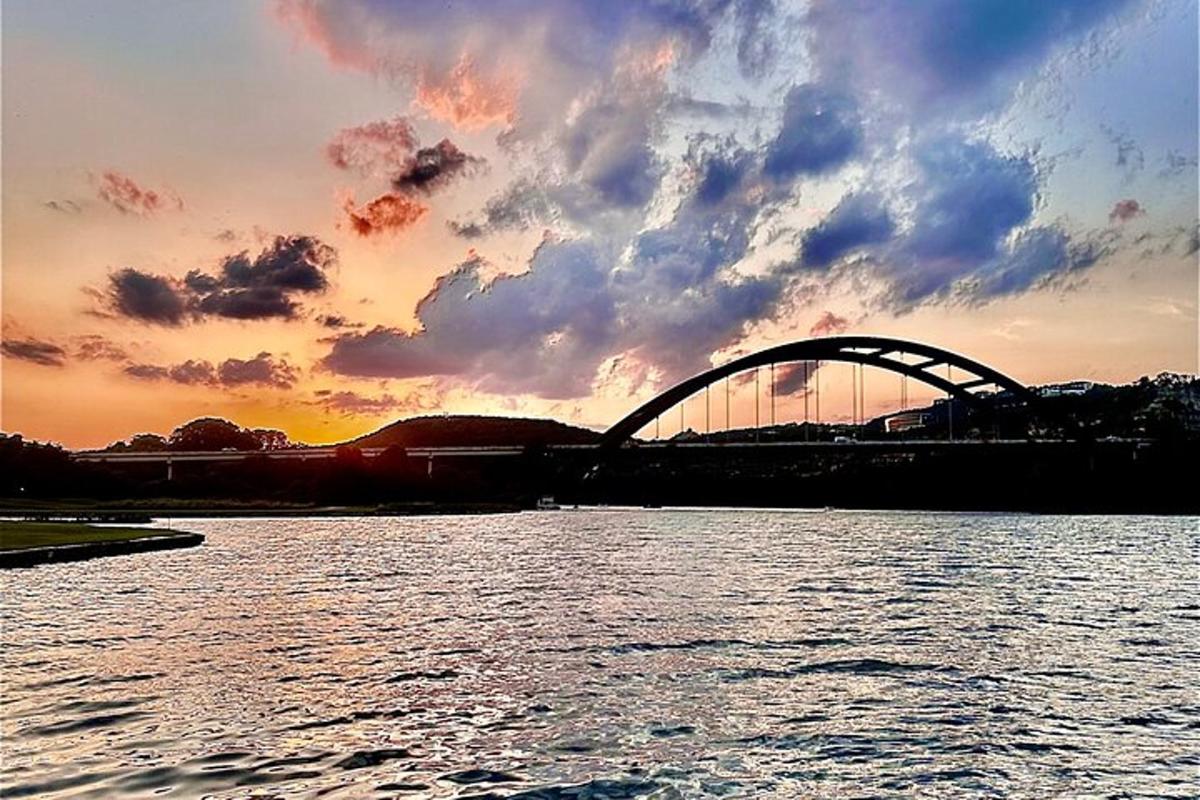 un puente sobre un cuerpo de agua al atardecer