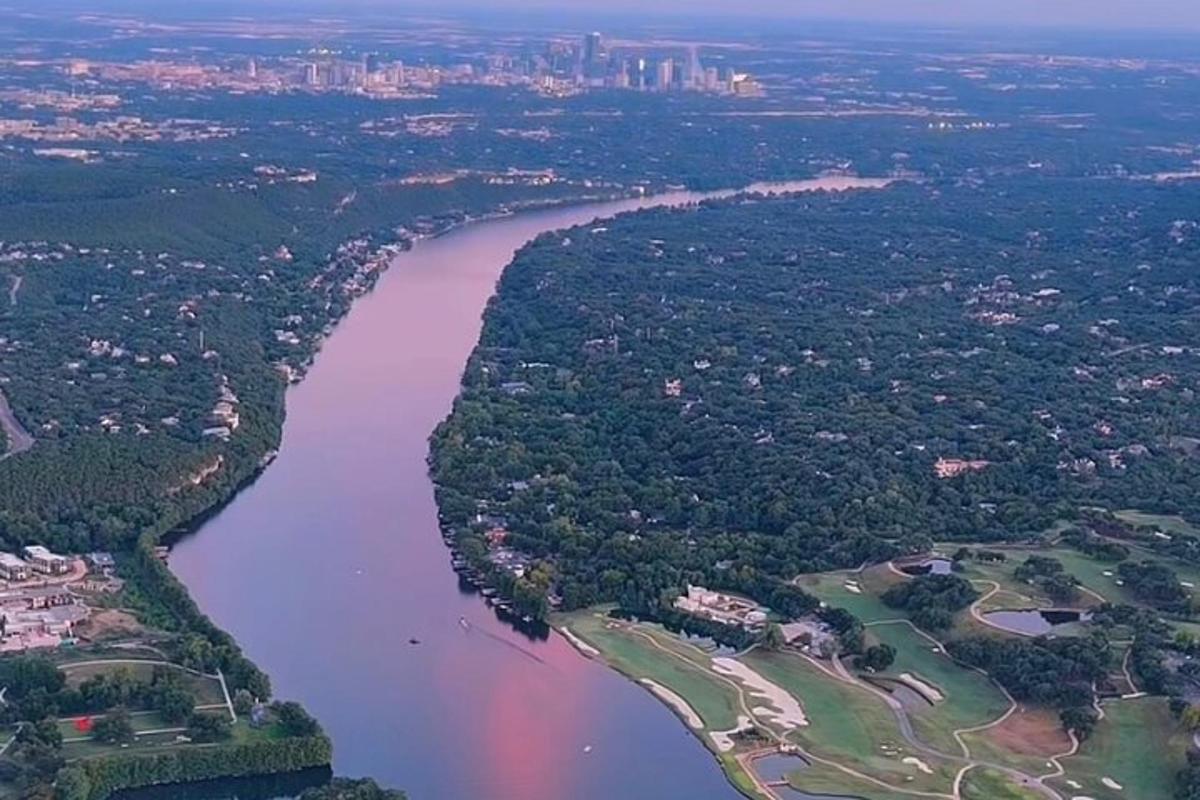 Una vista aérea de un río con un arcoíris.