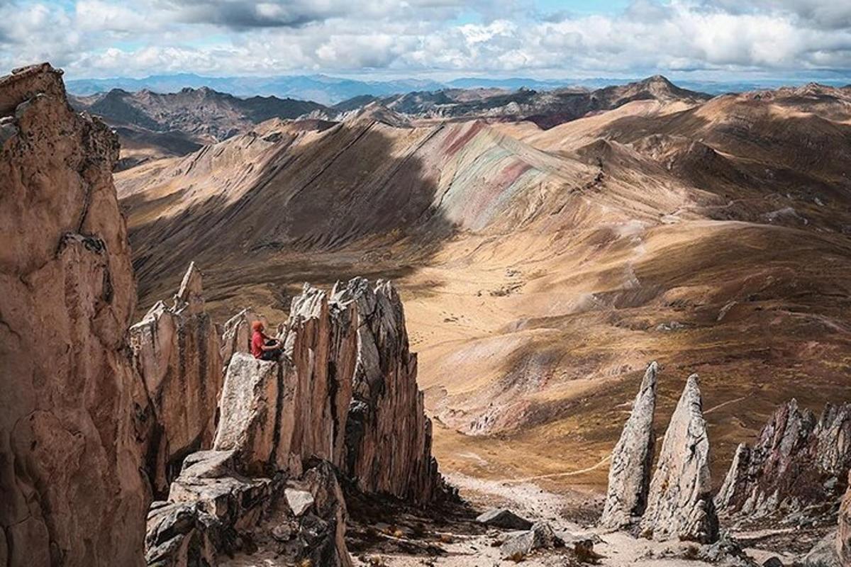una persona in piedi sulla cima di una montagna
