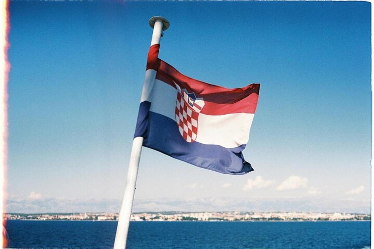 una bandiera in cima a una barca in acqua