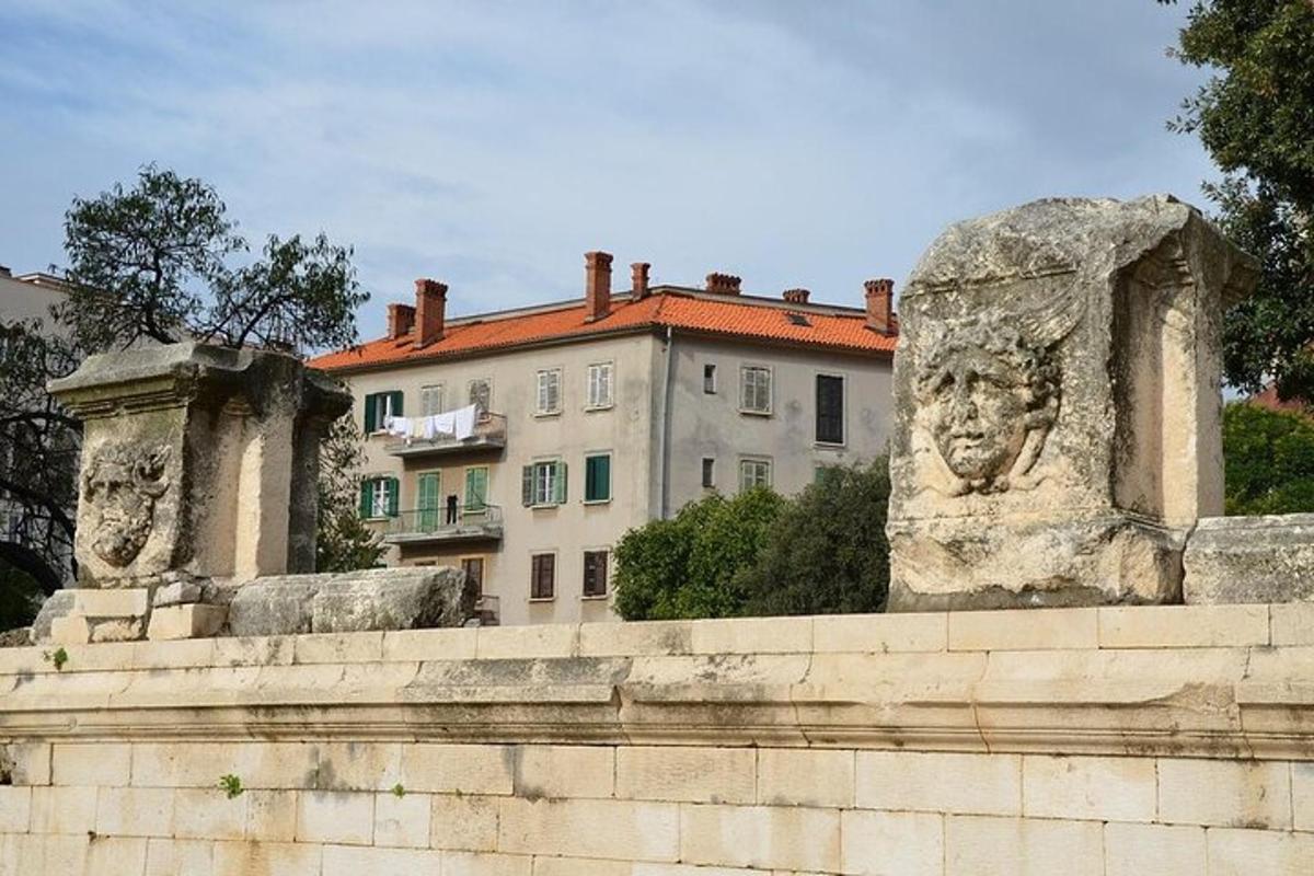 un edifici amb una estàtua davant d'una paret