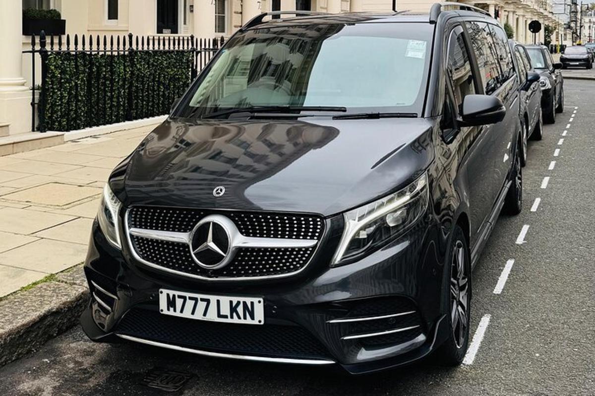 černé auto zaparkované na parkovišti