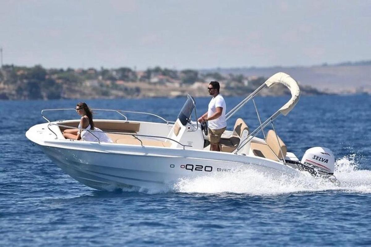 Un hombre y una mujer en un barco en el agua