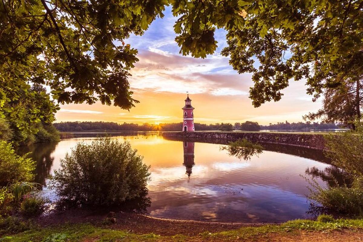 un faro su un ponte sopra uno specchio d'acqua