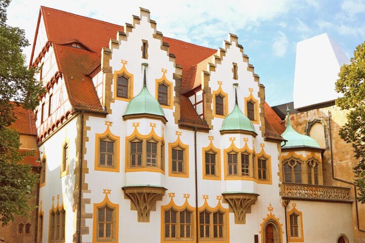 un vecchio edificio con arancione e bianco