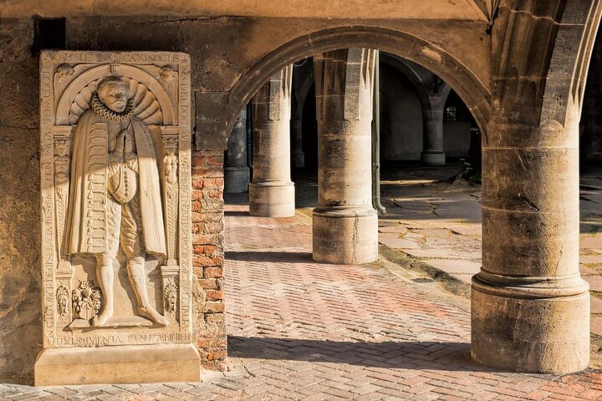 una statua di un monaco sul lato di un edificio