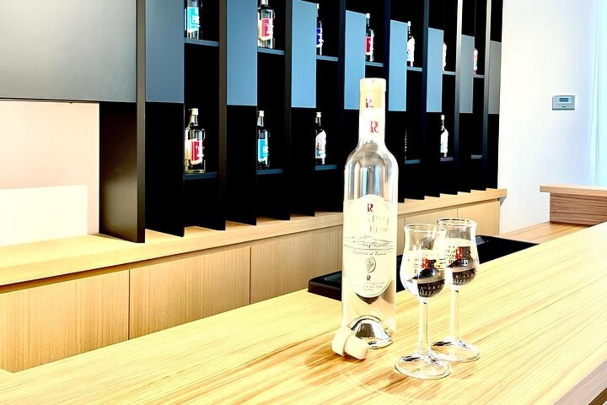 Una botella de vino sobre una mesa con dos copas.