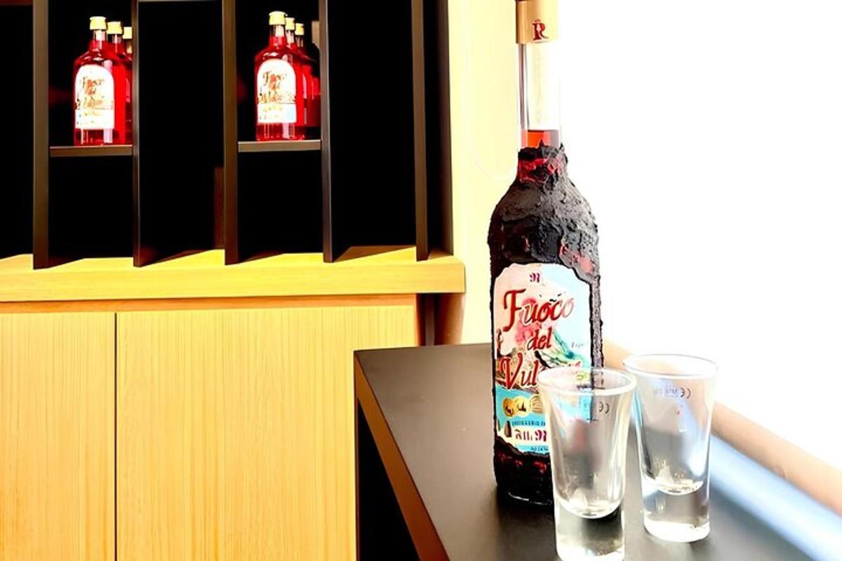 Una botella de vino sobre una mesa con dos copas.