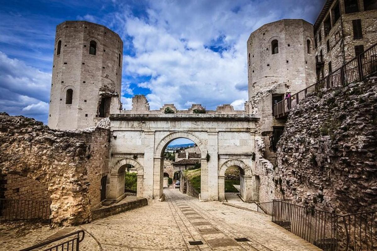 starý hrad s obloukem a budovou
