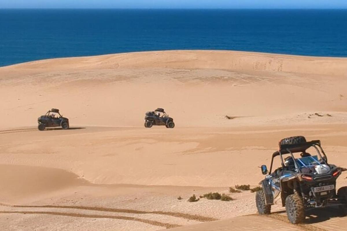 沙漠中的两辆全地形车