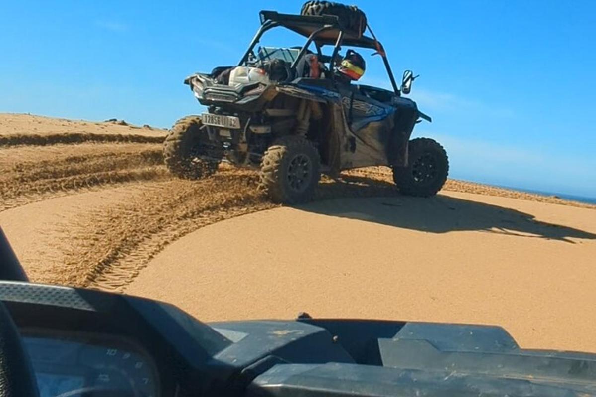 一个人在沙漠中骑着四轮摩托车