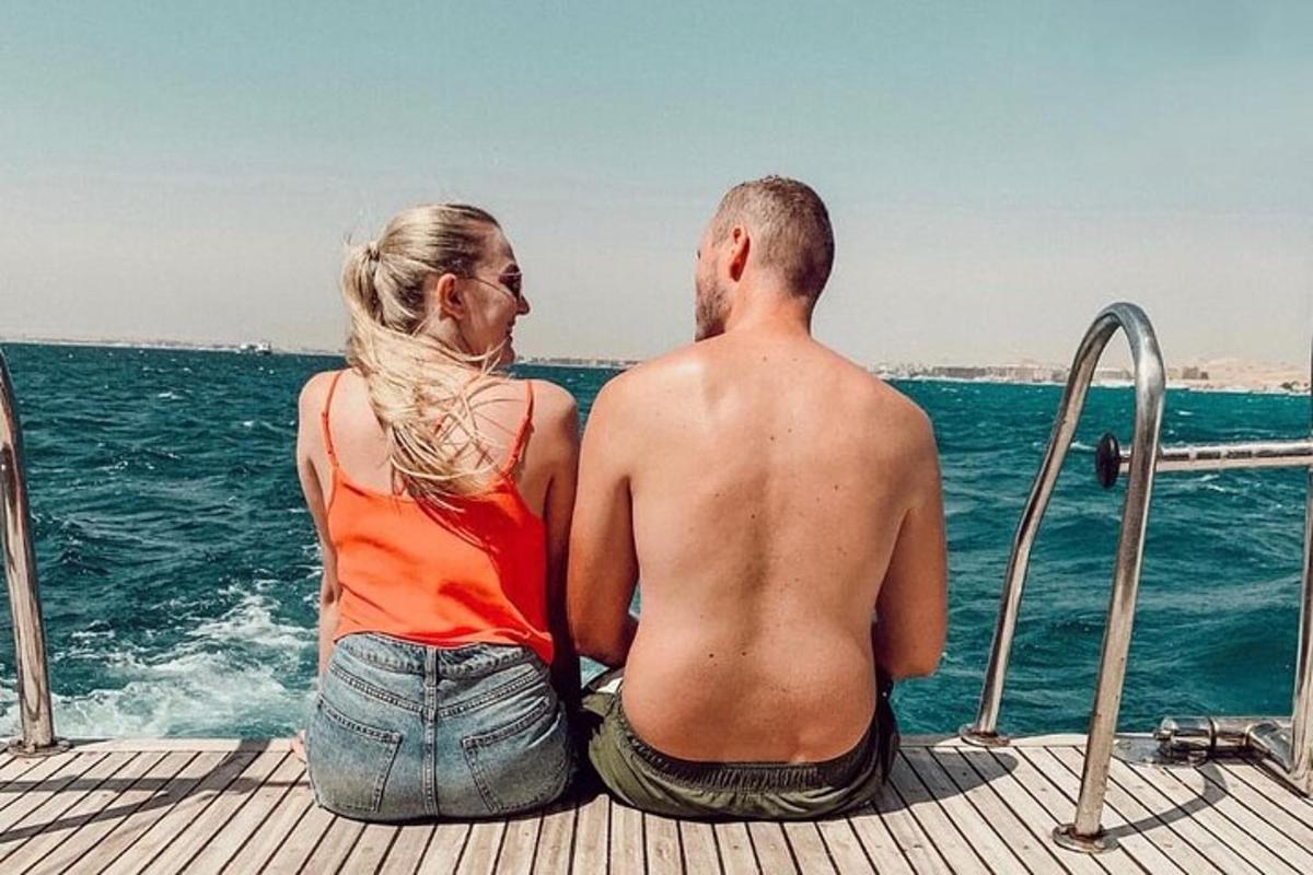 egy férfi és egy nő ül egy csónakban a vízen