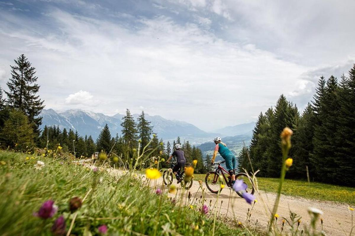 due persone in bicicletta lungo una strada sterrata
