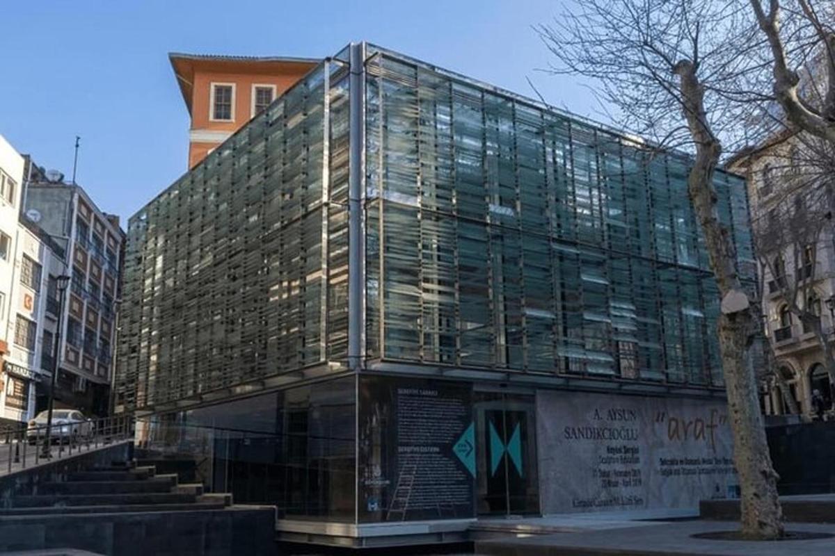 steklena stavba ob strani ulice