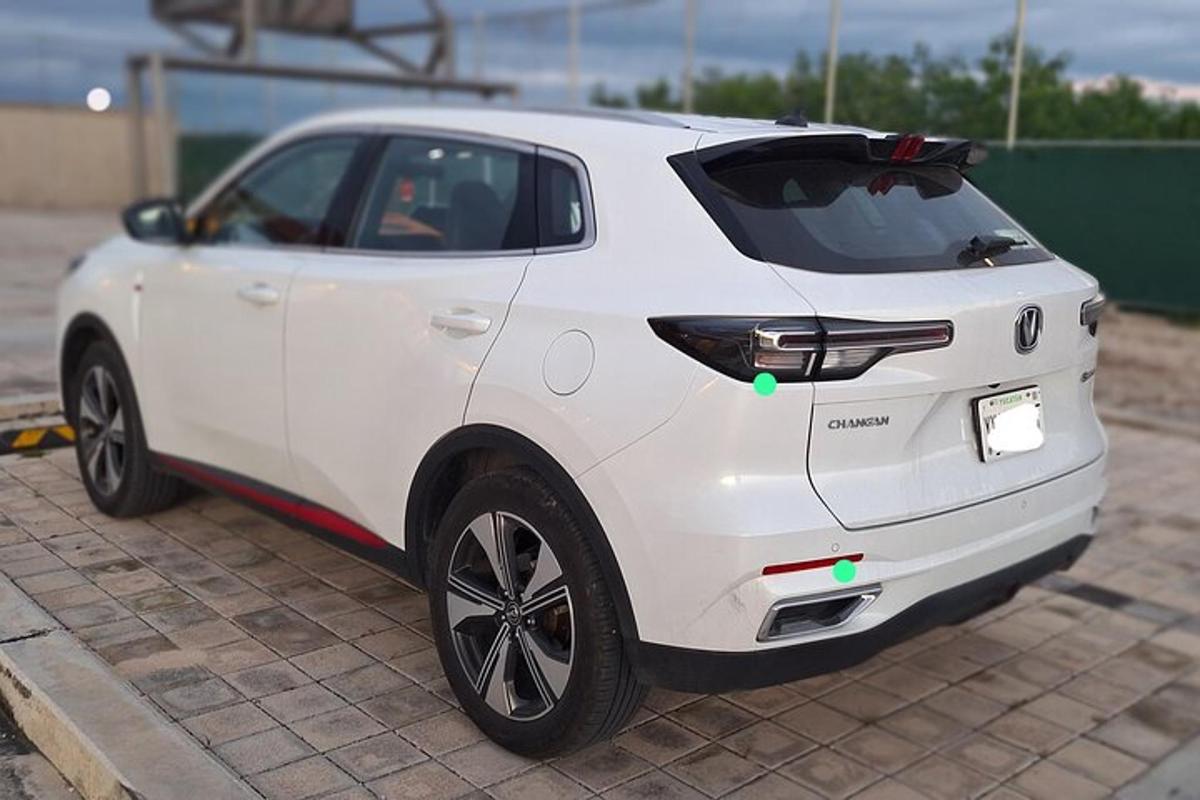 valge auto pargitud parklas