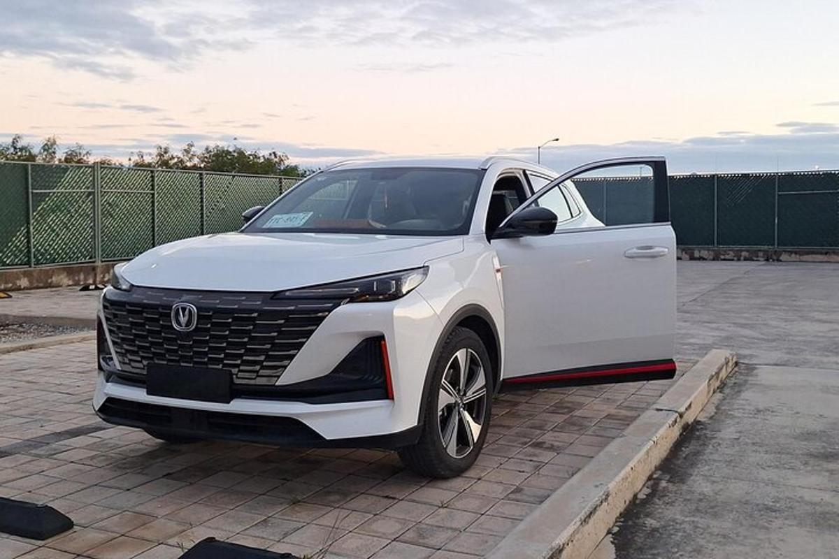 Ένα άσπρο φορτηγό Lexus παρκαρισμένο σε ένα πάρκινγκ