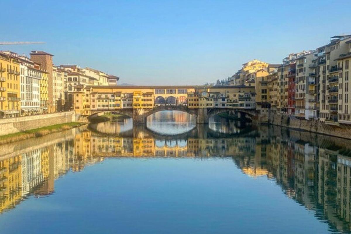 Un puente sobre un río en una ciudad con edificios.