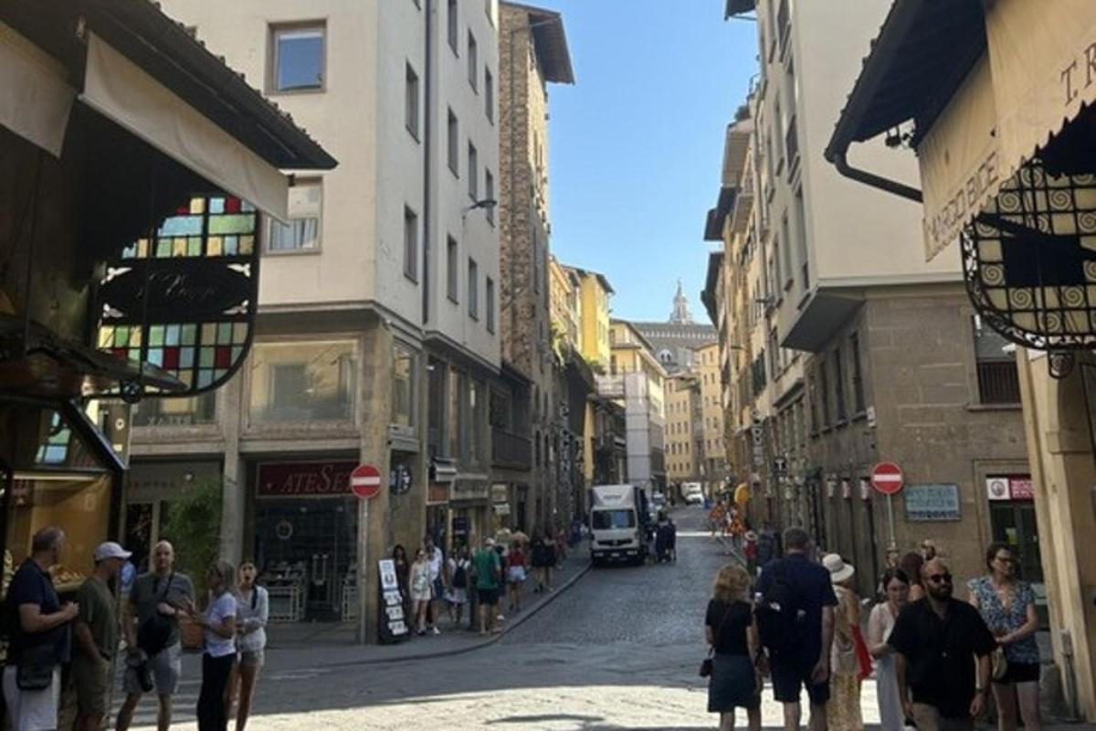 skupina lidí jdoucích po městské ulici