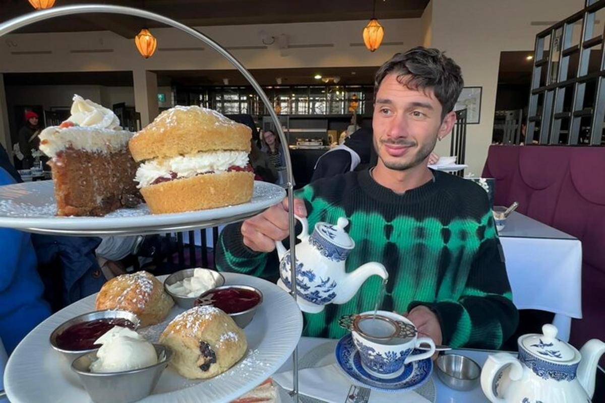 muž drží tanier s koláčmi a dezertmi