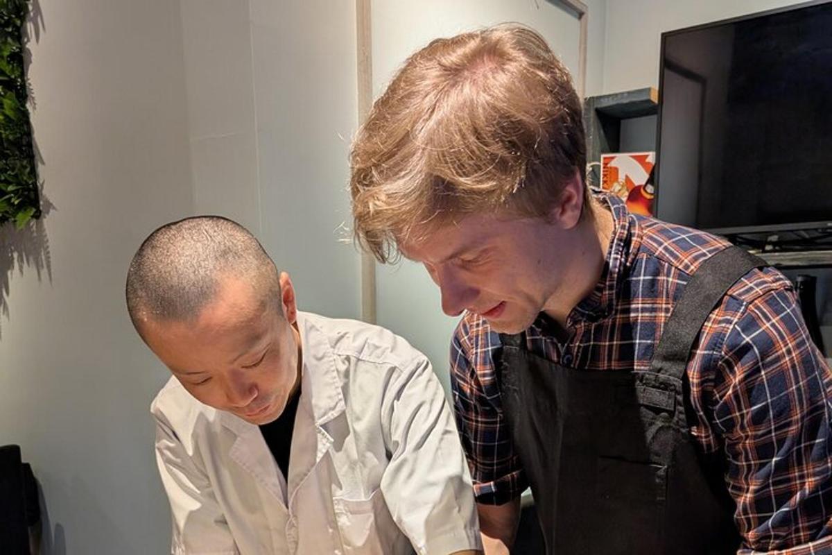deux hommes debout l'un à côté de l'autre dans une cuisine