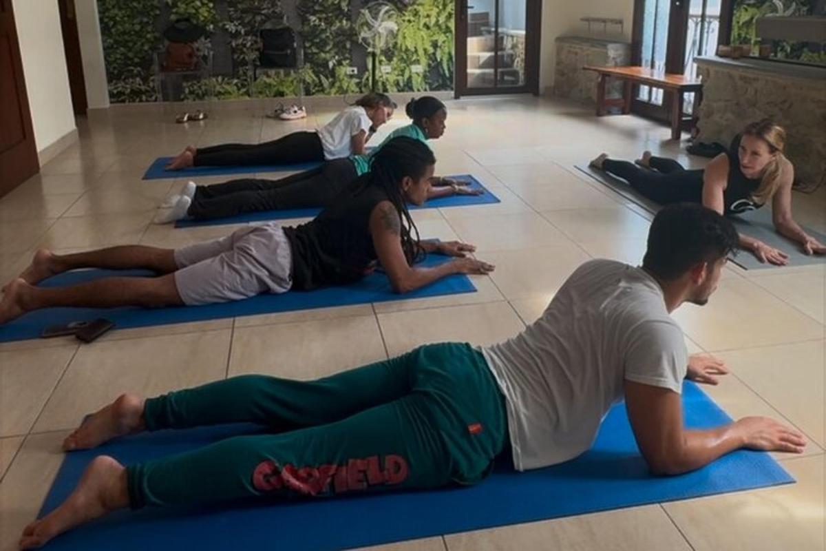un grup de oameni întinși pe podea la o clasă de yoga