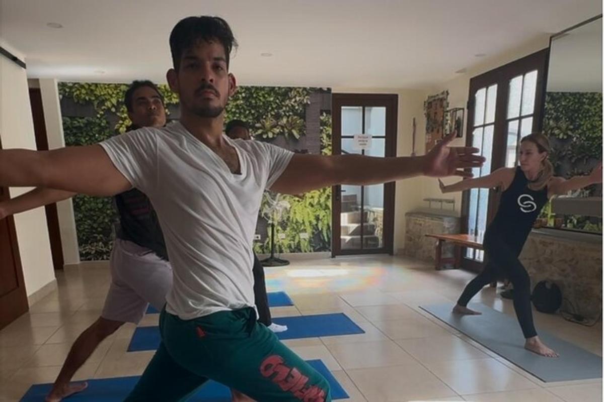 un grup de oameni la o clasă de yoga