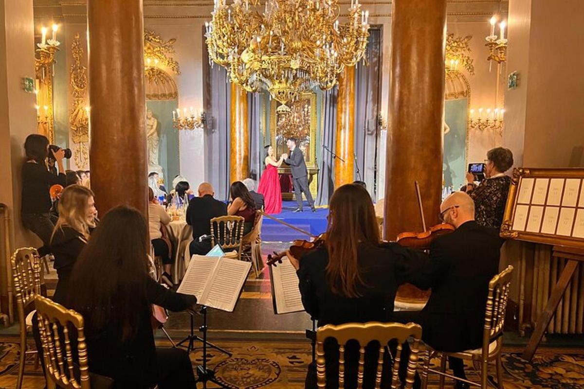 en gruppe mennesker som spiller musikk i et rom