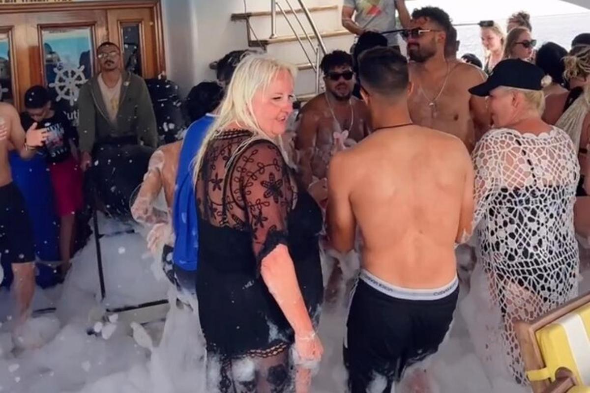 uma mulher parada ao lado de um grupo de pessoas na neve