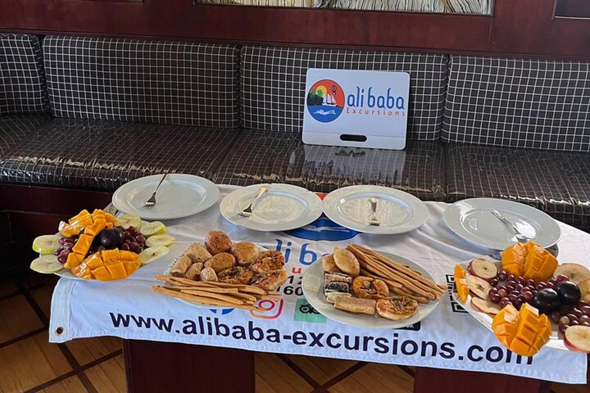 uma mesa com pratos de comida em cima