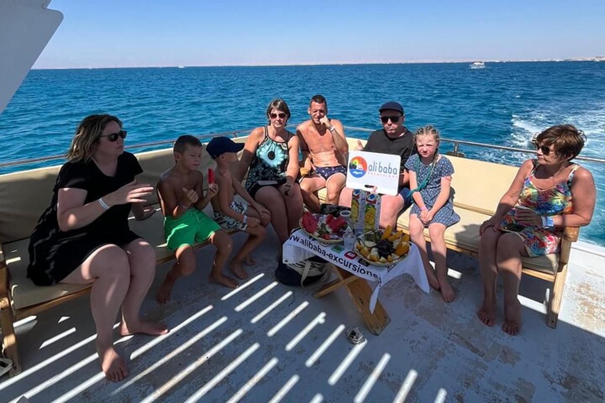 um grupo de pessoas sentadas na parte de trás de um barco