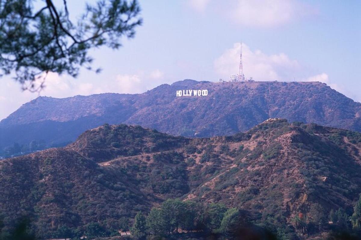 un cartello di Hollywood sulla cima di una montagna