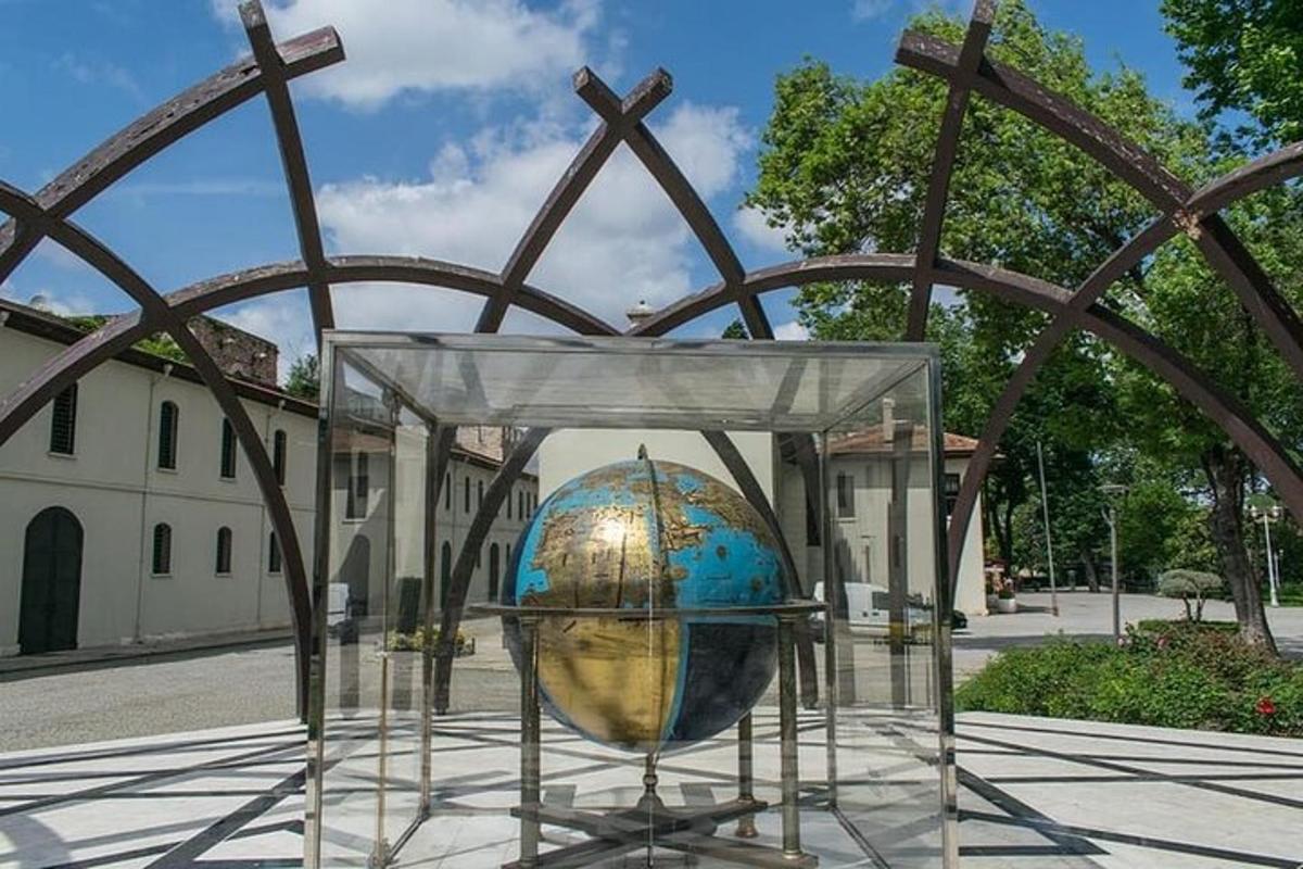 una scatola di vetro con un globo davanti a un edificio