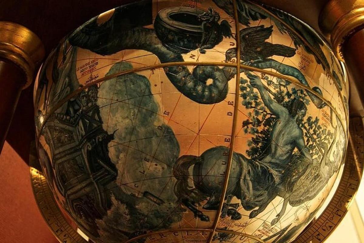 un vaso con l'immagine di una donna su un globo
