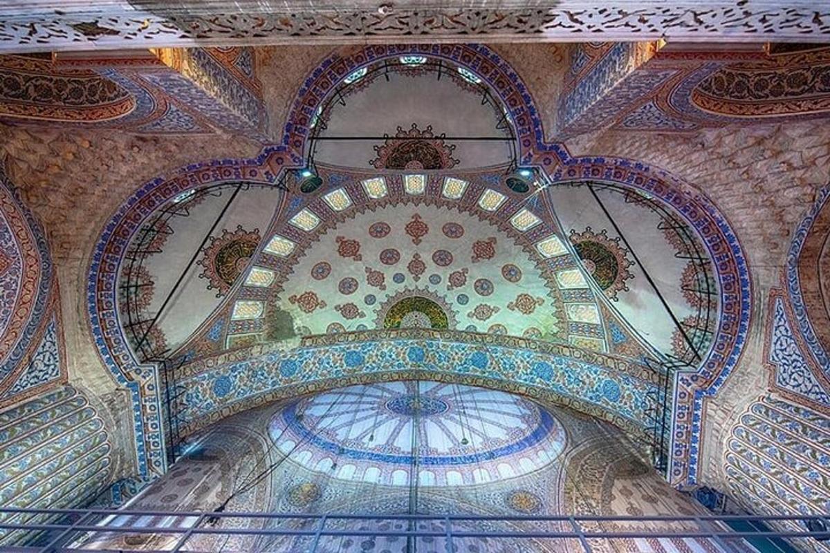 Un techo de un edificio con un patrón de mosaico.