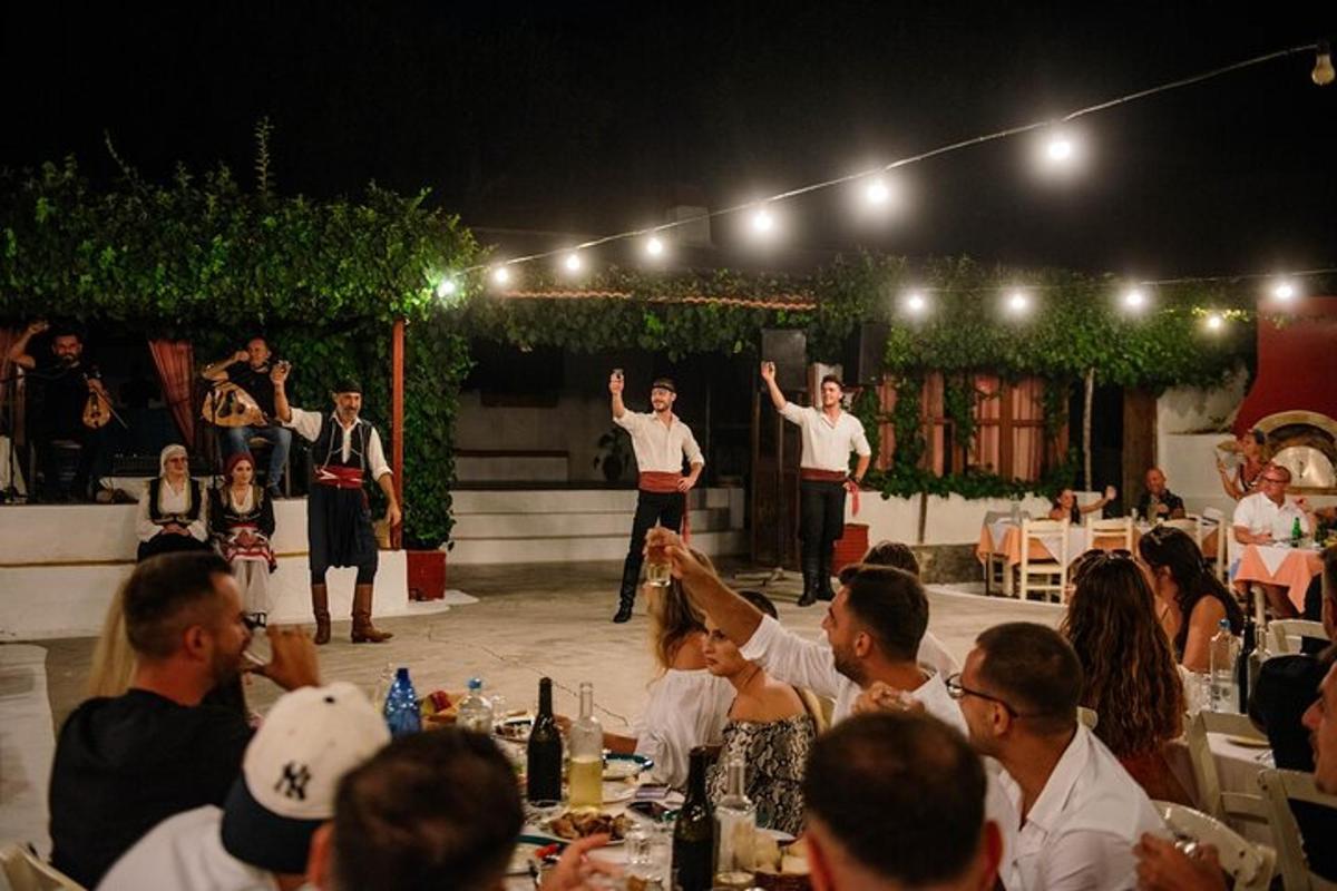 un gruppo di persone che guarda due uomini esibirsi su un palco