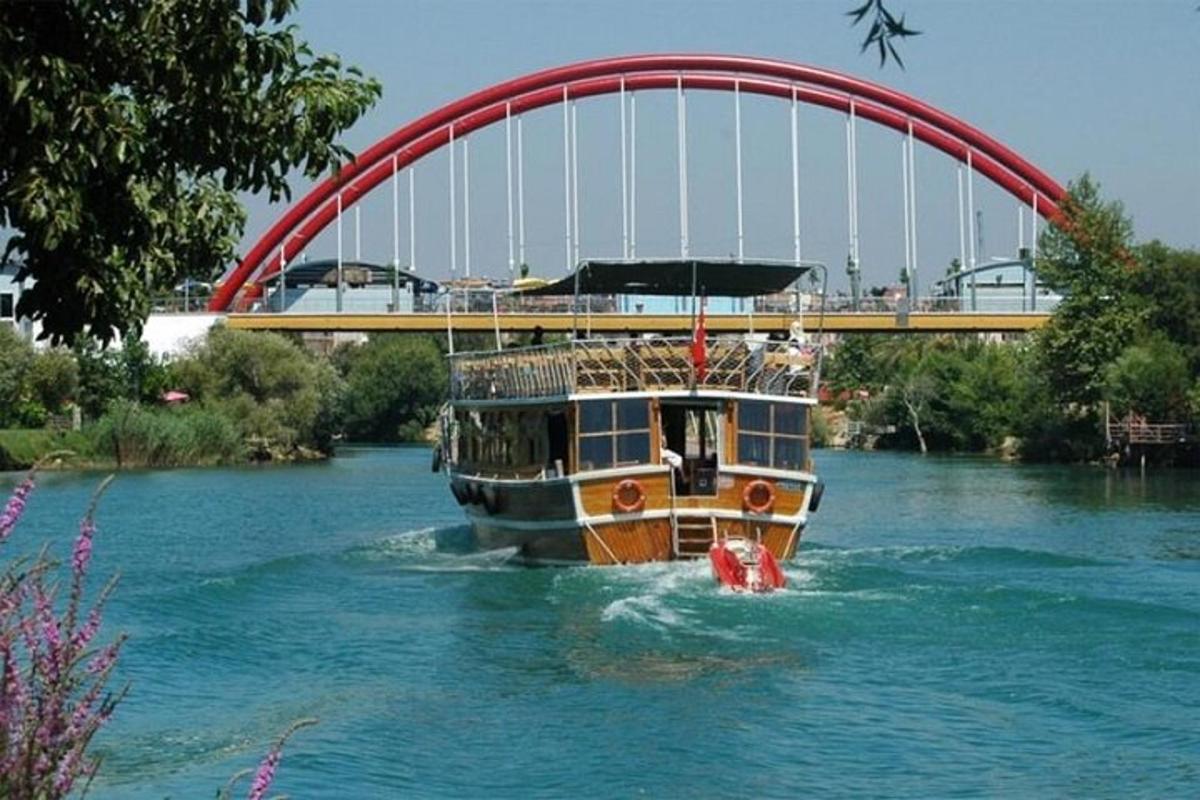 một chiếc thuyền trong nước dưới một cây cầu