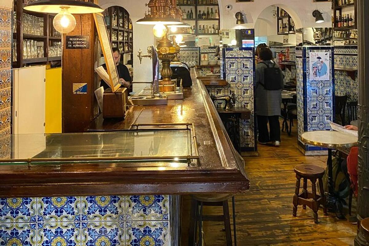 bar í verslun með fólki sem situr við borð