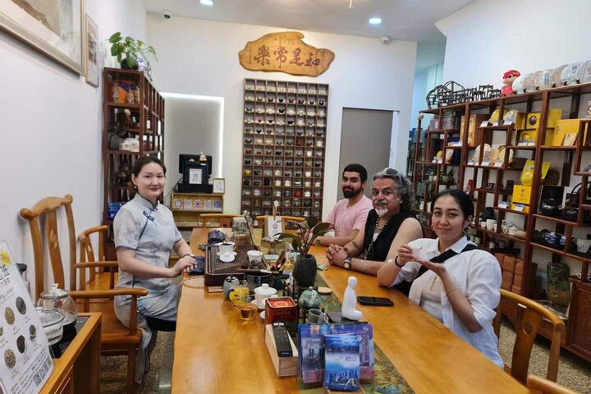 μια ομάδα ανθρώπων που κάθονται γύρω από ένα τραπέζι σε ένα κατάστημα
