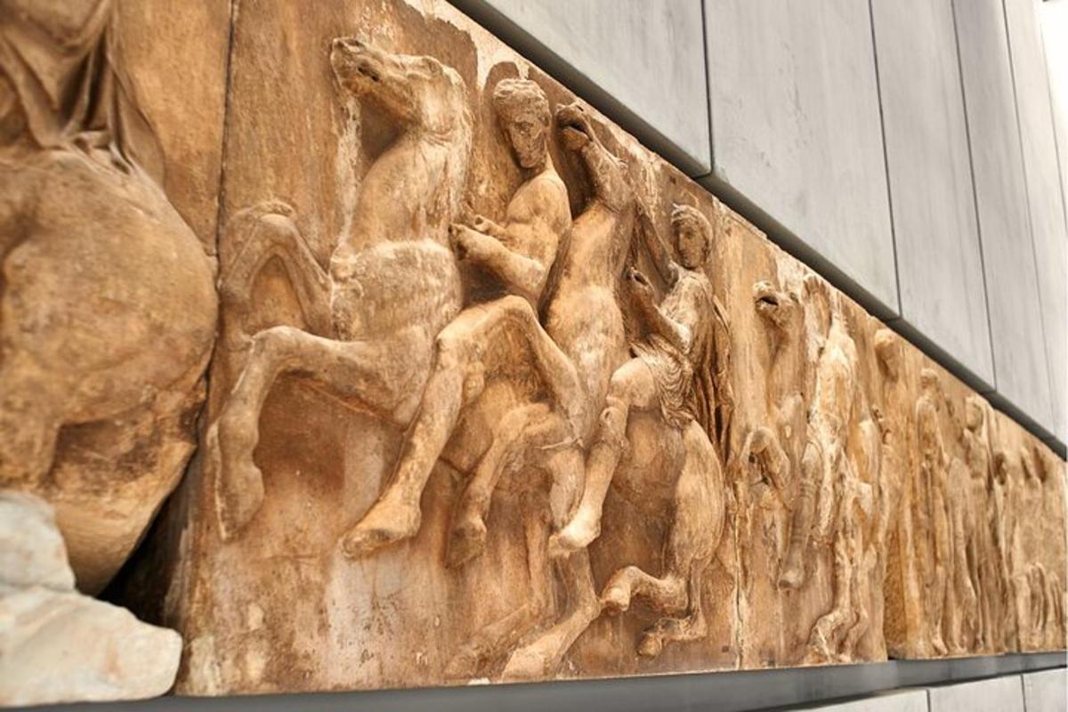 un mur avec une sculpture de personnes dessus