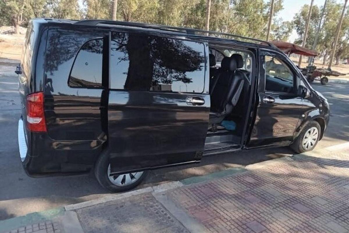 musta pakettiauto, jonka ovi oli auki kadulla