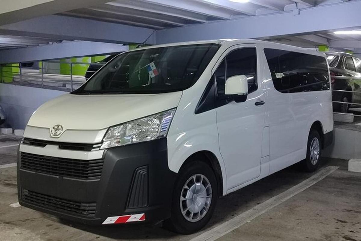 un furgone bianco parcheggiato in un parcheggio